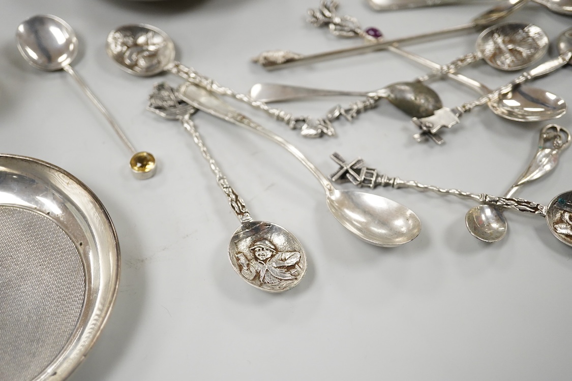 A collection of small silver including a small Edwardian sugar bowl, William Devenport, Birmingham, 1907, diameter 92mm(a.f.), a small shallow dish, a mounted glass bowl, a small quantity of silver and other white metal